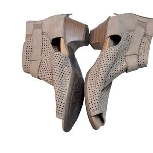 Earth Shoes Intrepid Taupe Peep Toe Bootie Size 9B